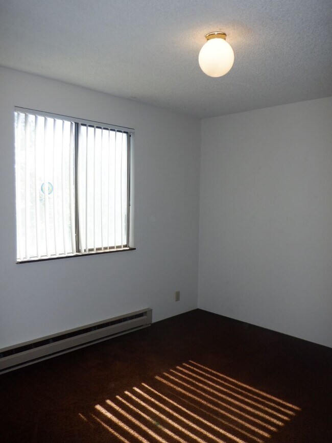 Building Photo - NE Bend 2bed/1.5bath Townhome near St Charles