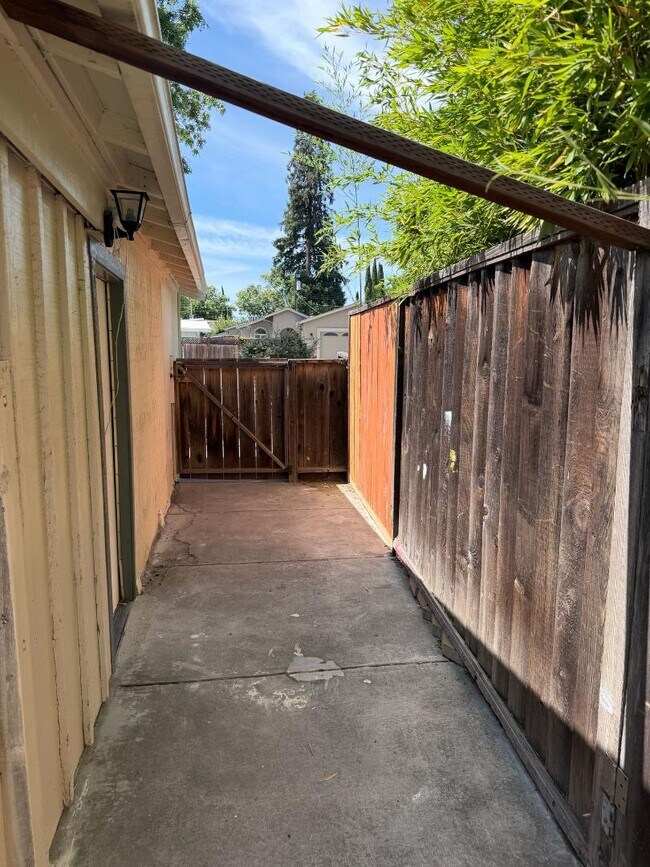 Building Photo - 10670 Minette Dr