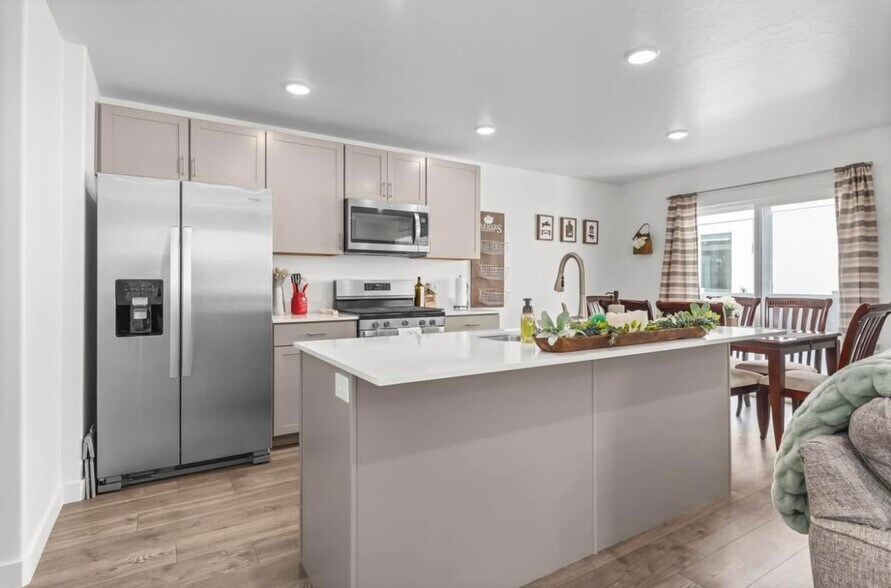 Building Photo - 1116 E Waterway Ln