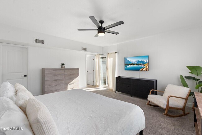 Building Photo - 1759 N Spring Cir