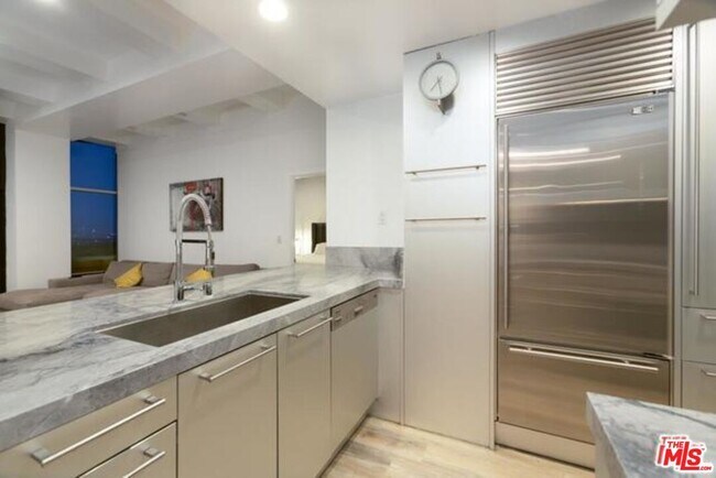 Building Photo - 1155 N La Cienega Blvd