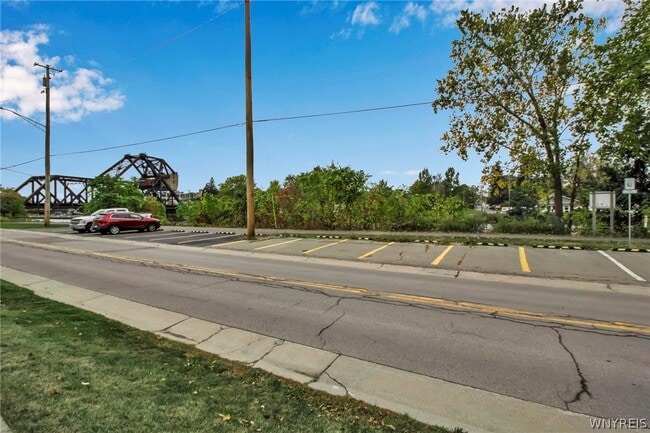 Building Photo - 126 E Niagara St