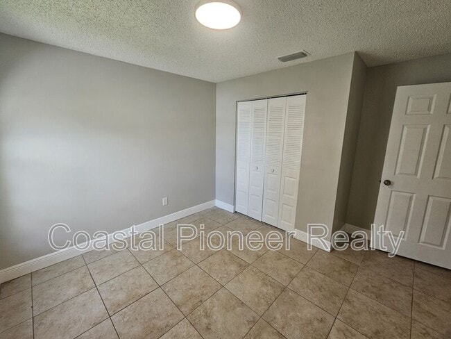 Building Photo - 1407 Mohrlake Dr