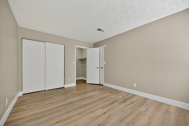 2x1 Renovated Bedroom - Mariemont Woods