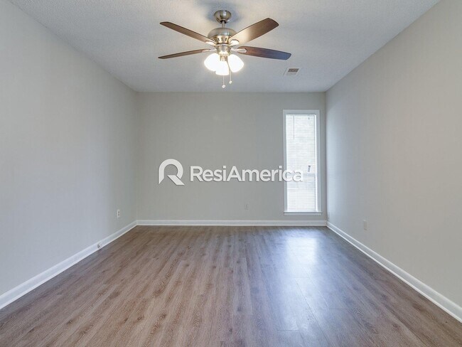 Building Photo - Completely renovated 3 bedroom, 2 bathroom home