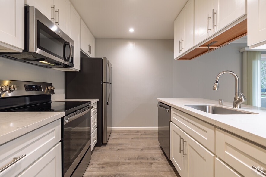 1BR, 1BA - 732SF - Kitchen - Oakview