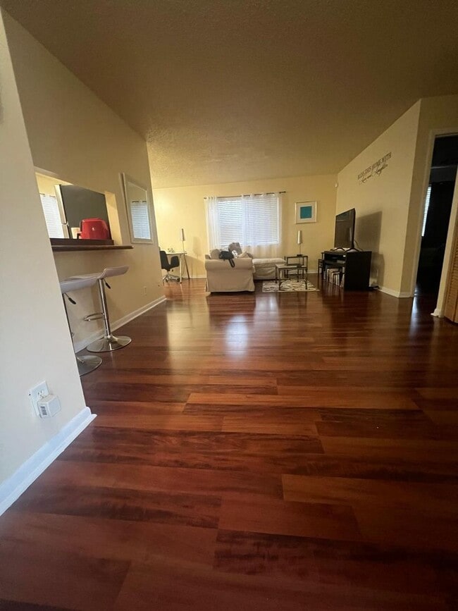 Building Photo - Fully Furnished 1-Bedroom Retreat in Windm...