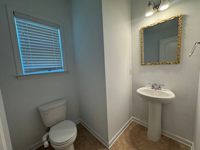 Building Photo - **Move-In Special of $500 off the first full months rent**