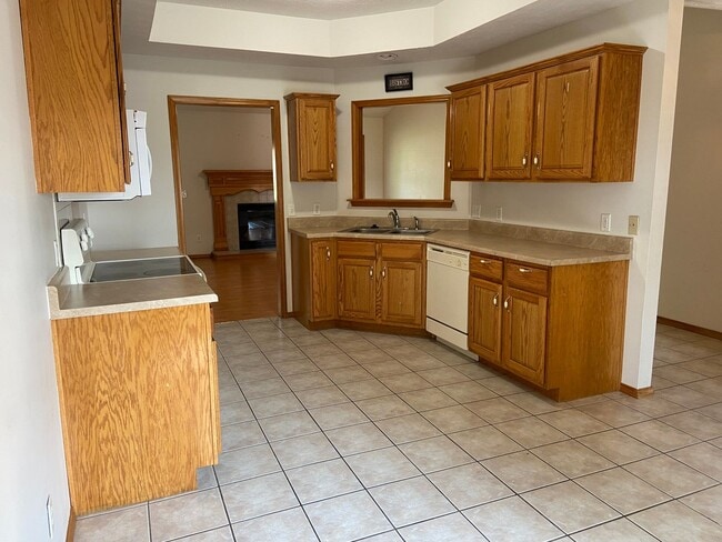 Building Photo - Great 3 BR, 2 Bath, 2 Car Garage Ranch located in SW Springfield.