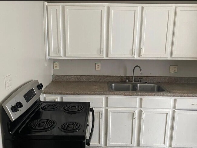 Building Photo - 3 bed 1.5 bath House