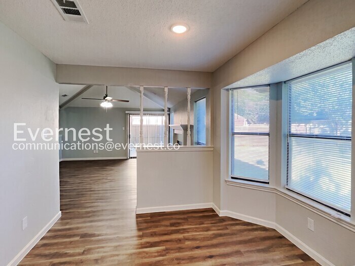 Building Photo - 1800 Willow Vale Dr