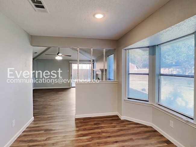 Building Photo - Spacious Home with Fenced Yard and Garage! 3 Bed & 2 Bath / Pet-friendly / Coming Soon!