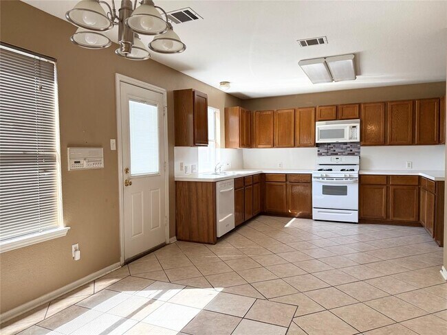 Building Photo - 2011 Lantana Dr