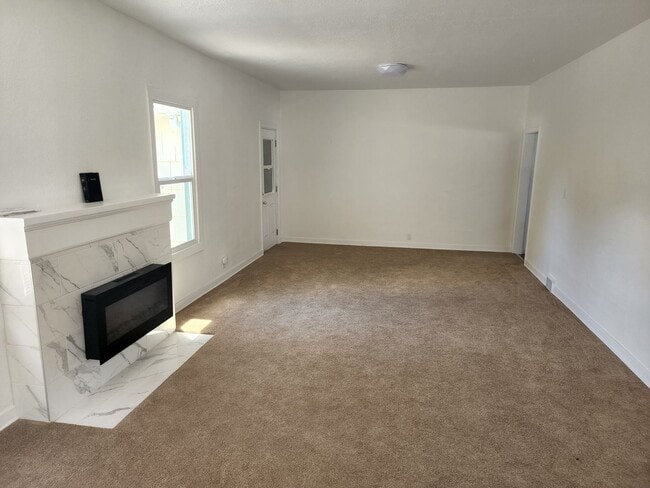 Building Photo - 3 Bedroom 1.5 Bath Spacious Farmhouse in West Piedmont!