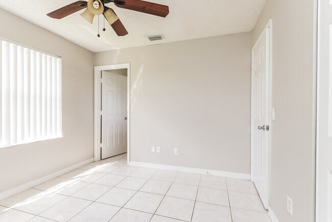 Building Photo - 1576 SW Pitts Ave