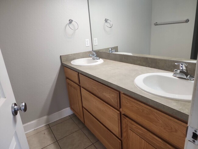 Building Photo - 7 6th Ave