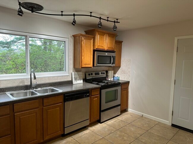 Building Photo - 3 Bedroom 2 Bathroom in Parkway North School District!