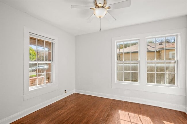 Building Photo - 2110 Oxford Ave