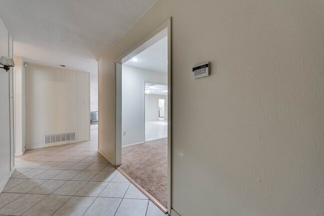 Building Photo - 6209 Glenhaven Dr