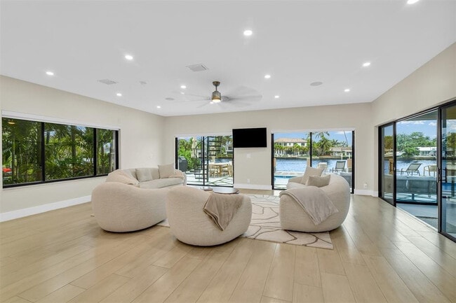 Building Photo - 319 S Riverside Dr