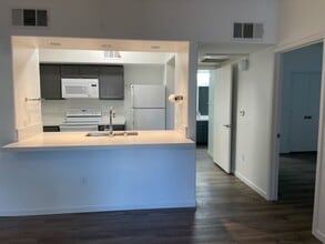 Building Photo - 2 Bedroom 2 Bath Condo W Sunset