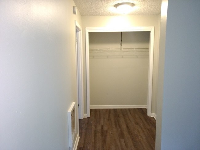 Building Photo - 207 Valley View Ave