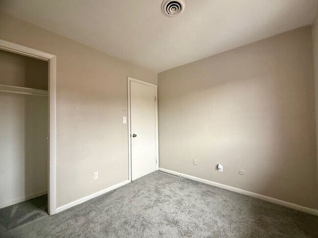 Building Photo - Charming 3-Bedroom Townhome with Fenced Yard