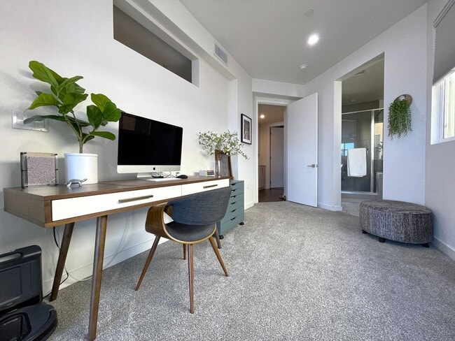 Building Photo - 14107 W Monroe Pl