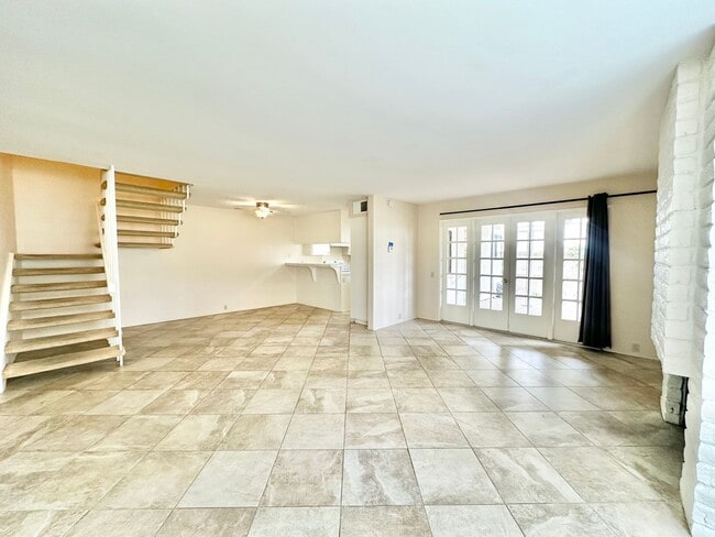 Building Photo - Spacious Condo with A Large Patio and Upstiars Balcony! Parking and Water Included!