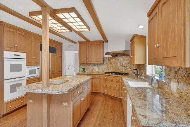 Building Photo - Absolutely Beautiful 4BR 3.5BA 2 Story Home in quiet neighborhood in Los Altos