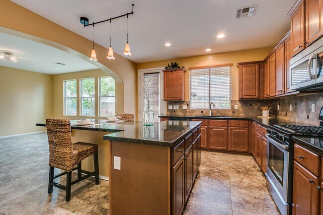 Building Photo - GREAT LOCATION!  Fabulous move-in ready 5 bed /3 bath home in south Tempe
