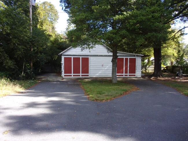 Building Photo - 2 Bedroom 2 Bath Home with Multiple Exteri...