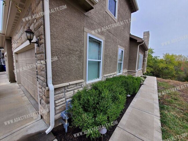 Building Photo - Beautiful and Spacious Olathe Townhome-Available in APRIL!!!
