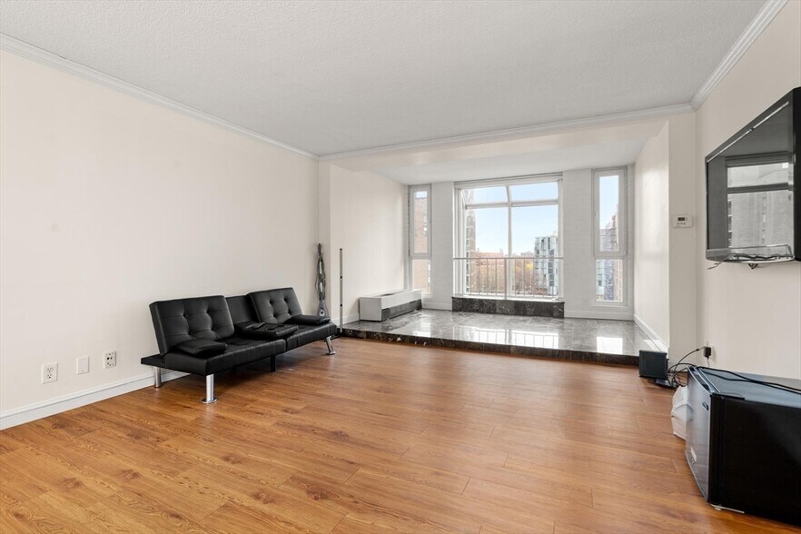 Building Photo - 77 Pond Ave