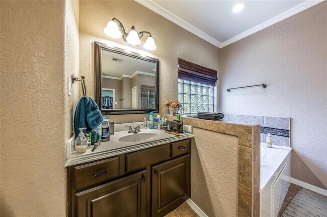 Building Photo - 2938 Royal Oaks Crest