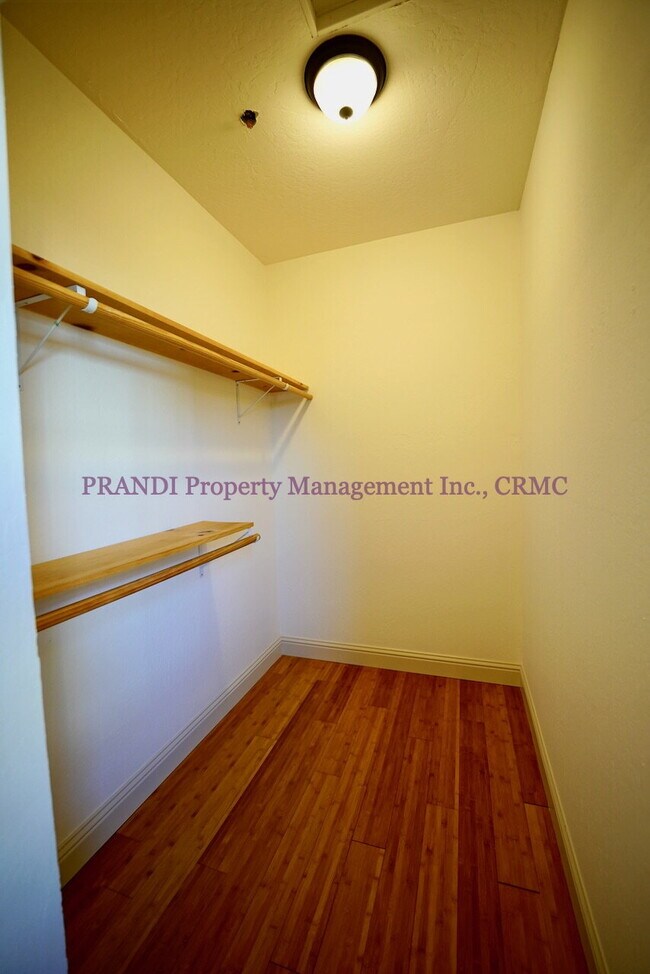 Building Photo - Gerstile Park Gem, With Upgraded Finishes ...