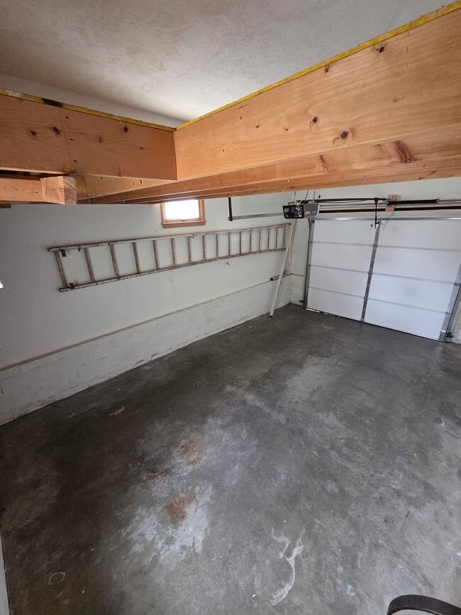 Building Photo - 3 bed 1.5 bath, 1 car garage, with fenced in backyard, newly remodeled!