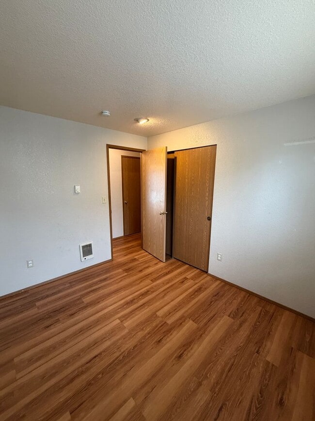 Building Photo - 1474 Diamond Rd SE