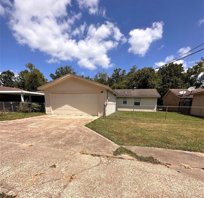 Building Photo - 2321 Gladys St, Beaumont TX 77702