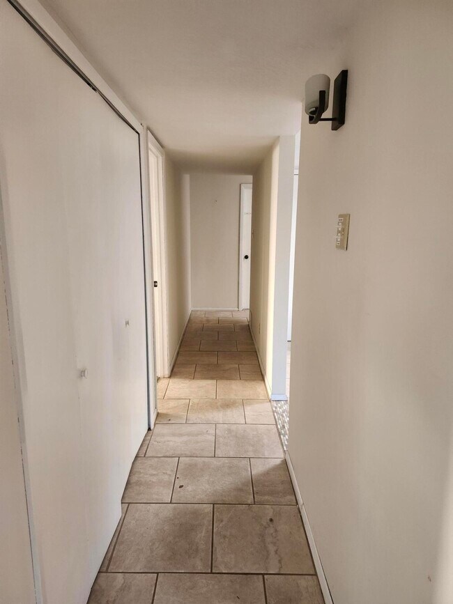 Building Photo - 8805 Yankee Dr NE