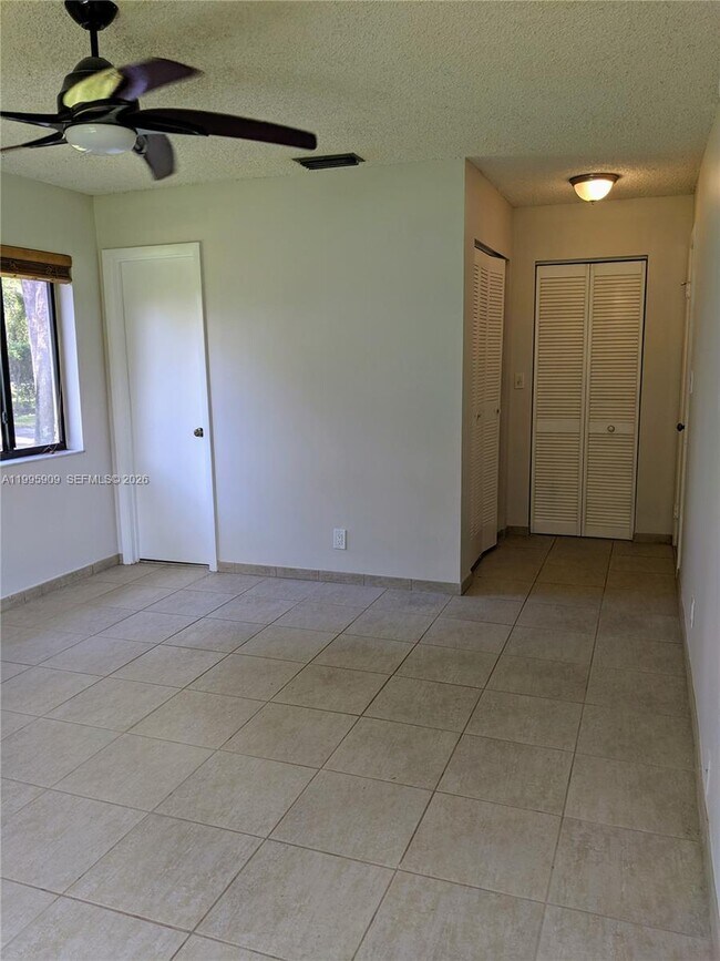 Building Photo - 460 Lakeview Dr
