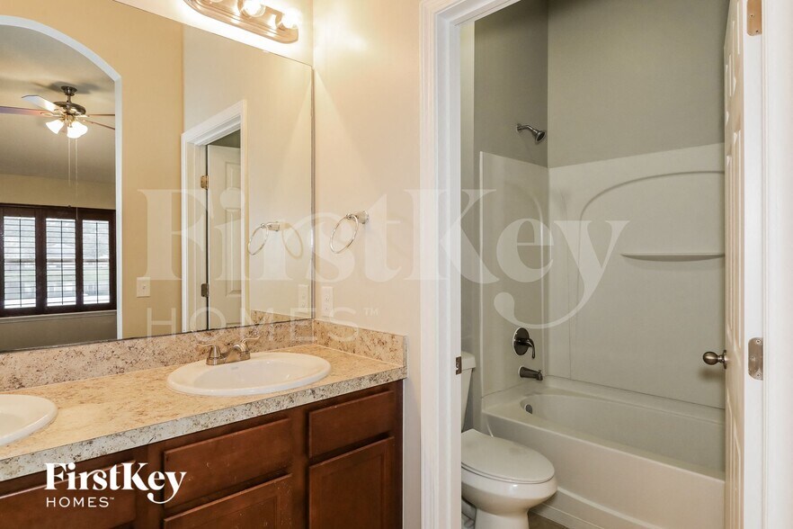 Building Photo - 5668 Village Pond Cir