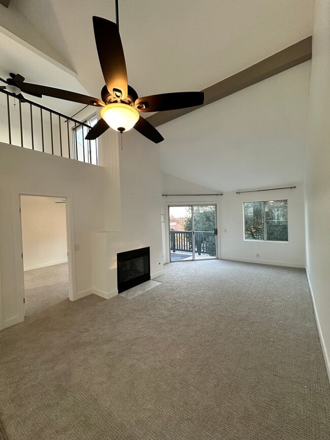 Building Photo - Charming Loft Condo with Balconies, Vaulted Ceilings & Fireplace – For Lease