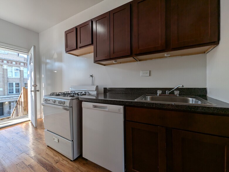 Building Photo - 822 W Waveland Ave