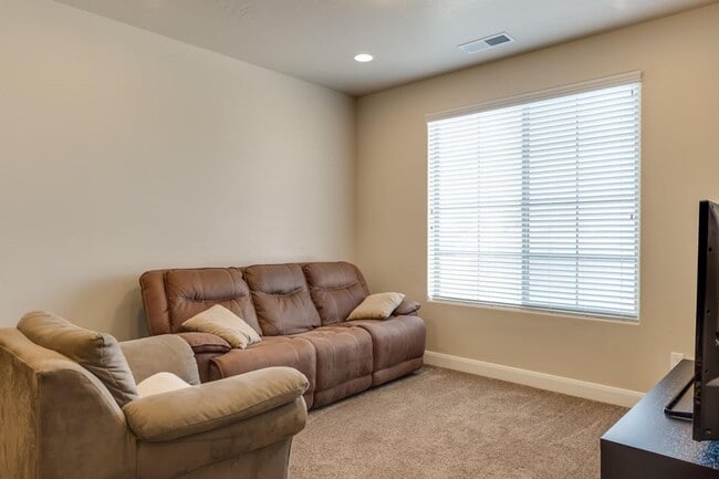 Building Photo - Spacious 3 Bedroom Home