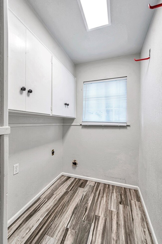 Building Photo - 1300 Bonham Ave