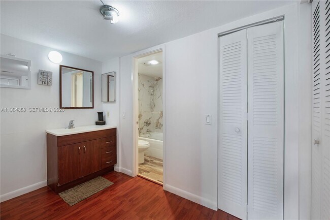 Building Photo - 3731 N Country Club Dr