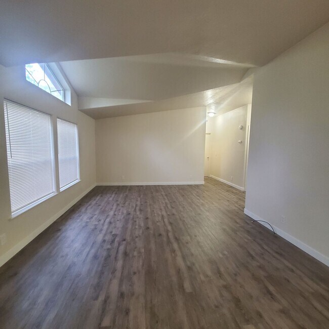 Building Photo - Newly Renovated Pet Friendly 3 Bed / 2 Bat...