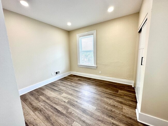 Building Photo - 933 - 320/322 Boggs Avenue