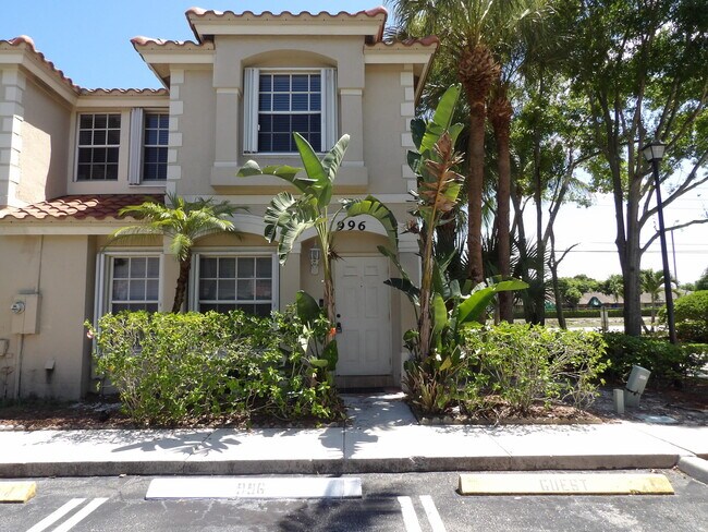 Building Photo - 996 Summit Lake Dr